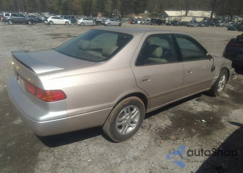 2001 Toyota Camry Le z USA, uszkodzony, nr VIN 4T1BG22K31U017217